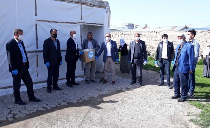 Başkan Ensari, yardıma muhtaç aileleri ziyaret edip gıda yardımında bulunuyor