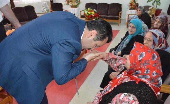 Başkan Genç, “Anneler Günü” dolasıyla 96 şehit annesi ile 100 yaşını aşan 31 yaşlıya çeşitli hediyeler gönderdi