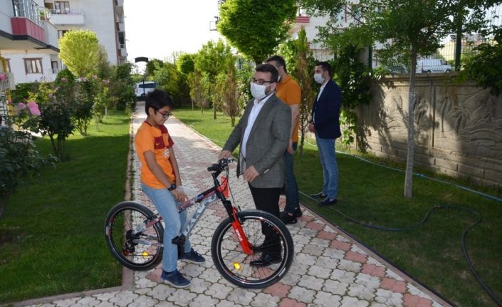 Başkan Gür, Biz Bize Yeteriz Türkiyem kampanyasına bağışta bulunan çocuğa bisiklet hediye etti