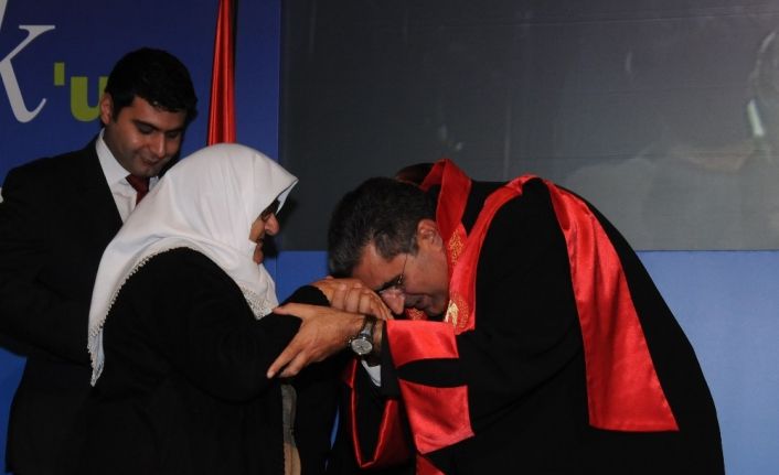 Başkan Konuk: “Bu sene anneler gününde bedenler uzak gönüller daha bir yakın olacak”