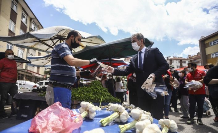 Başkan Köse pazarcı esnafı ile kuaförlere siperlik ve maske dağıttı