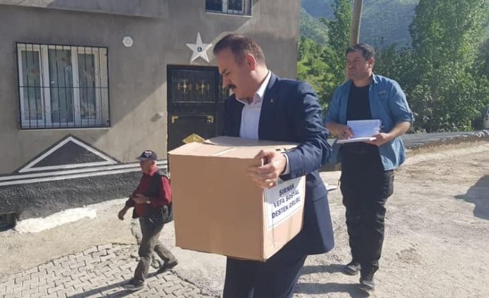Başkan Ürek ihtiyaç sahibi aileleri ziyaret edip gıda kolisi dağıtıyor