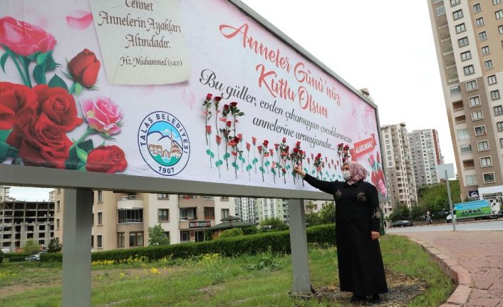 Başkan Yalçın’dan annelere bilboardda gül jesti