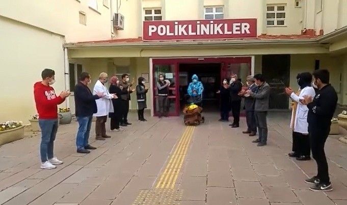 Bayburt’ta Covid-19 tedavisi tamamlanan iki huzur evi sakini taburcu edildi