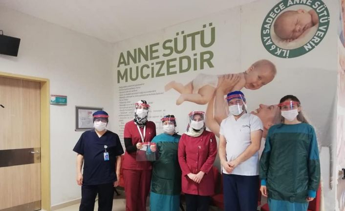 Belediye’nin sponsor olduğu öğretmen 2 bin siperlik maske üretti