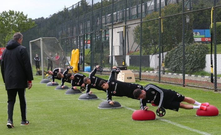 Beşiktaş günün ilk idmanını yaptı