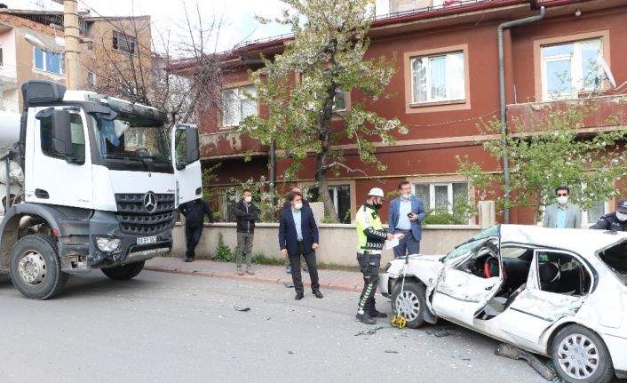 Beton mikseriyle otomobilin çarpıştığı kazada baba ve oğlu yaralandı