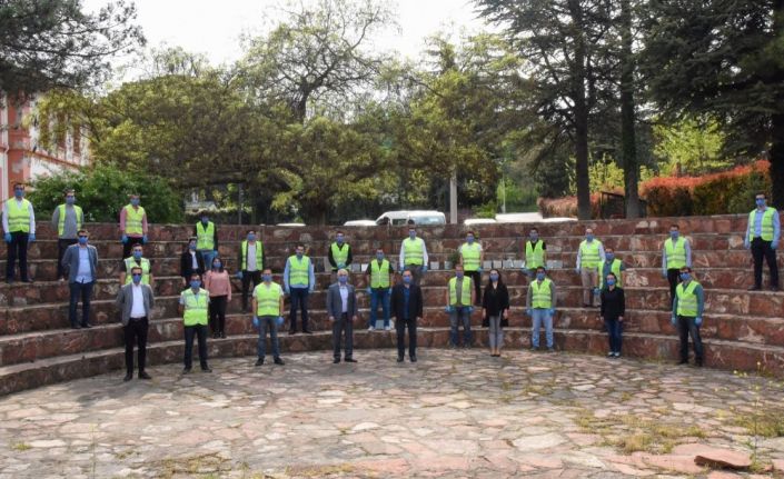 Bilecik Belediyesi şehir merkezinde maske dağıtımına devam ediyor