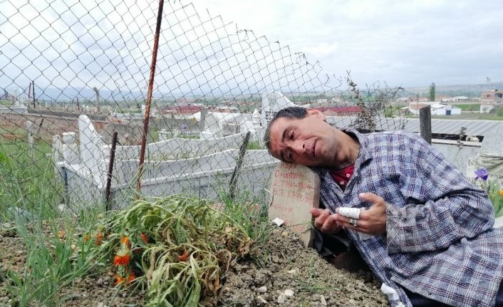 Bir yıldır her gün annesinin mezarına giderek ona dua ediyor, ağlıyor