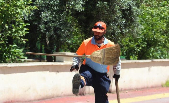 Çalışması klip yapılan temizlik işçisi: "Eldiven ve gözlükle bitmiyor iş, iş işini severek yapmakta bitiyor"