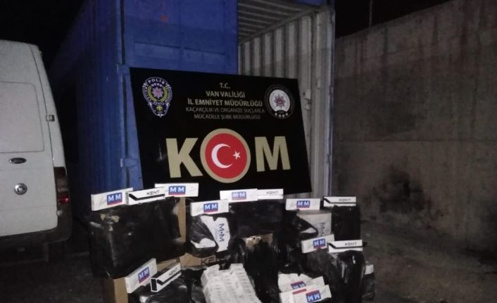 Çamaşır makinesinin altındaki gizli bölmede 7 bin paket kaçak sigara ele geçirildi