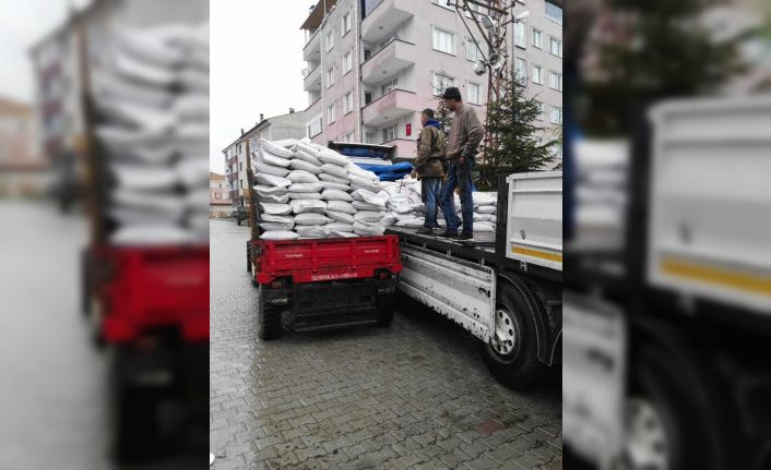 Çamoluk’ta organik tarım faaliyetleri için organik gübre dağıtımı yapıldı