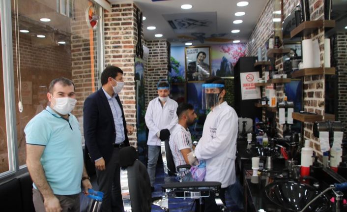 Cizre Milli Eğitim Müdürlüğü berber ve kuaförlere, koruyucu siperlik dağıttı