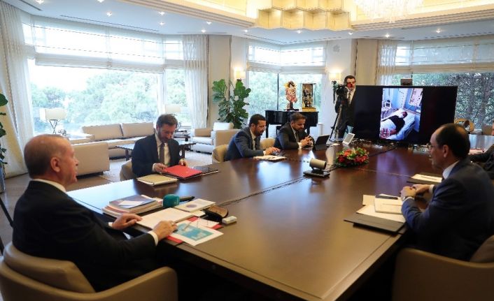 Cumhurbaşkanı Recep Tayyip Erdoğan, Cerrahpaşa Tıp Fakültesi Hastanesinde sağlık çalışanı ve hastalarla video konferans yöntemi ile görüştü.
