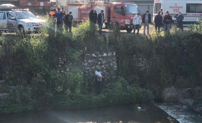 Dereye düşen şahsı AFAD ve itfaiye ekipleri kurtardı