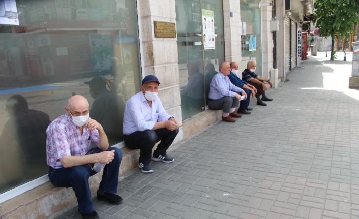 Devrek’te  65  yaş ve üzeri vatandaşlar ikinci kez sokaklara akın ettiler