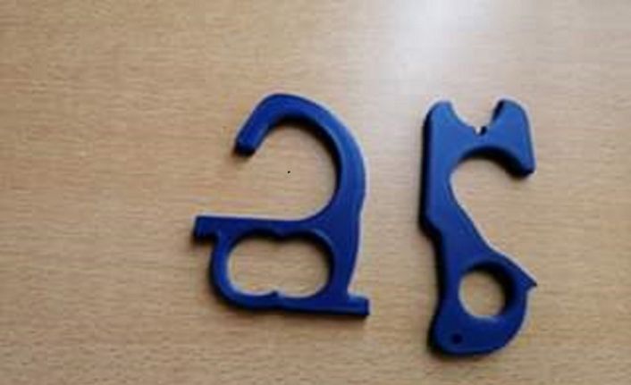 Dörtyol Meslek Yüksek Okulu Covid-19 Temassız Kapı Açma Aparatı üretti