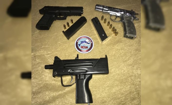 Düzce’de kumar operasyonunda ‘Uzi’ yakalandı