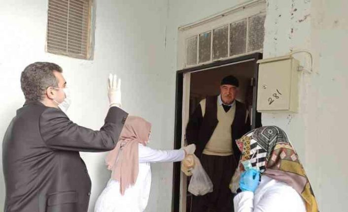 Eğil Kaymakamı İdris Arslan Vefa Sosyal Destek Grubu’nun yardım çalışmalarına katıldı