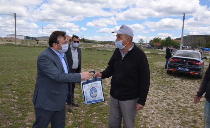 Emet Belediyesi halka dezenfekte ürünleri ve maske dağıtıyor