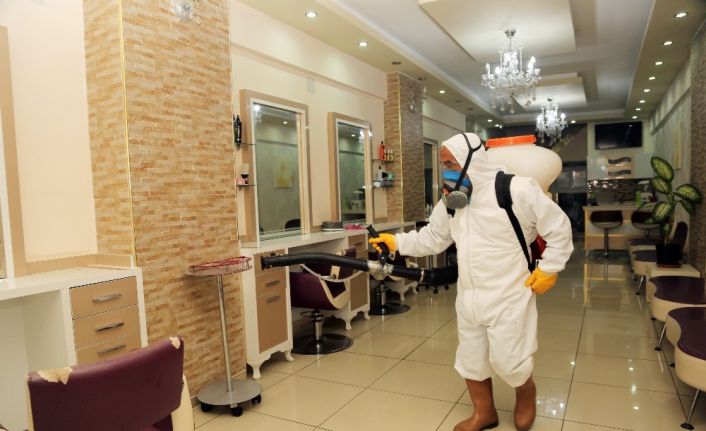 Erdemli’de 130 berber ve kuaför dezenfekte edildi