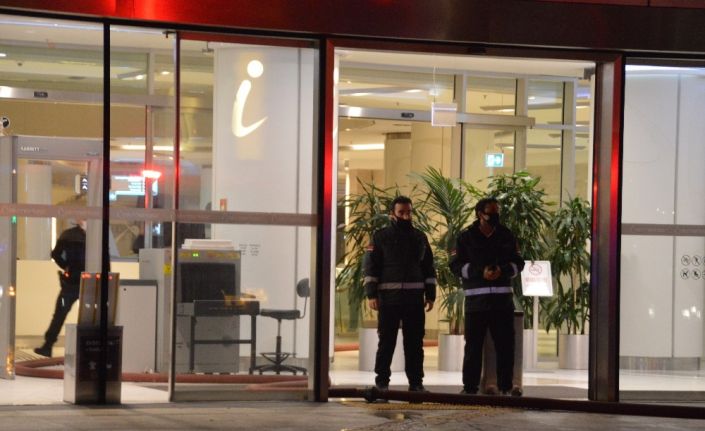 Etiler’deki bir alışveriş merkezinde bulunan giyim mağazasında yangın çıktı