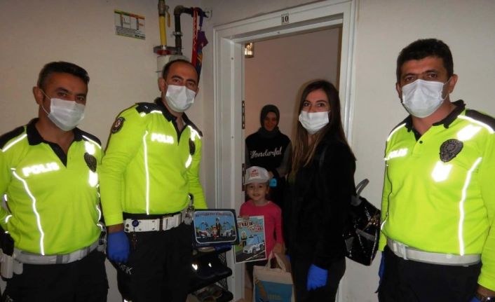Evde kalan çocuklara polis amcalardan ziyaret