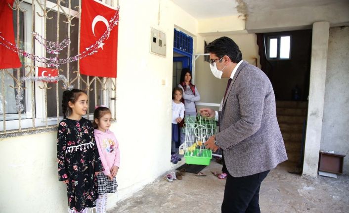 Evde sıkılan iki kız kardeşin sosyal medya üzerinden istedikleri kuşu belediye başkanı getirdi