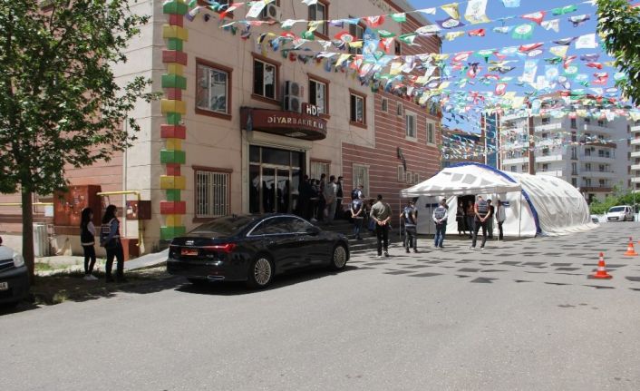 Evlat nöbetindeki aileler, HDP’li vekillerin parti binasına makam aracıyla gelmelerine tepki gösterdi