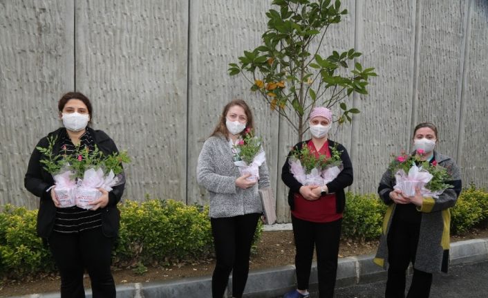 Eyüpsultan’da sağlık çalışanı annelere sürpriz "Anneler Günü" kutlaması