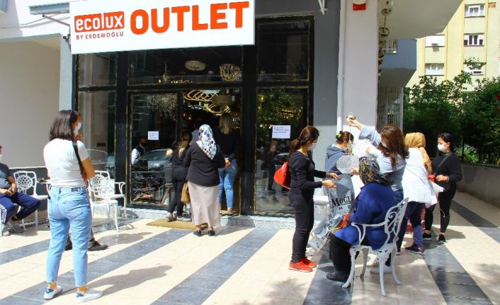 Firma yetkilileri satışı bırakıp, sosyal mesafeyi korumaya çalıştı
