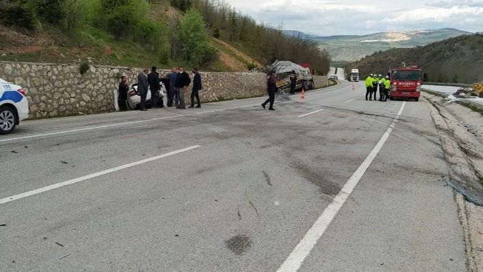 Frenleri patlayan tırın sürücüsü ustalığı ile faciayı önledi