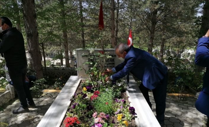 Gençlik haftası şehitlik ziyareti ile başladı