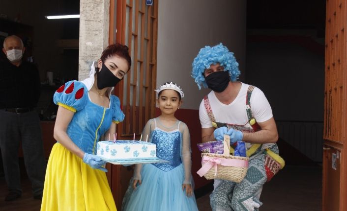 Görme bozukluğu bulunan Minik Ezgi’ye doğum günü sürprizi