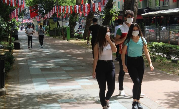 Günler sonra dışarı çıkan gençler Kocaeli’de güneşli havanın tadını çıkartıyor