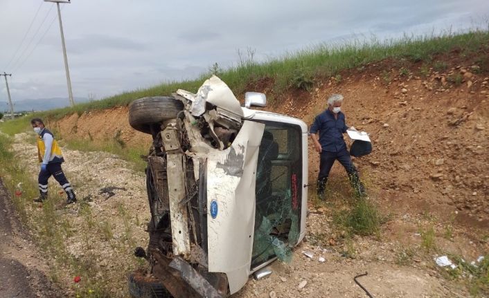 Hafif ticari araç takla attı: 4 Yaralı