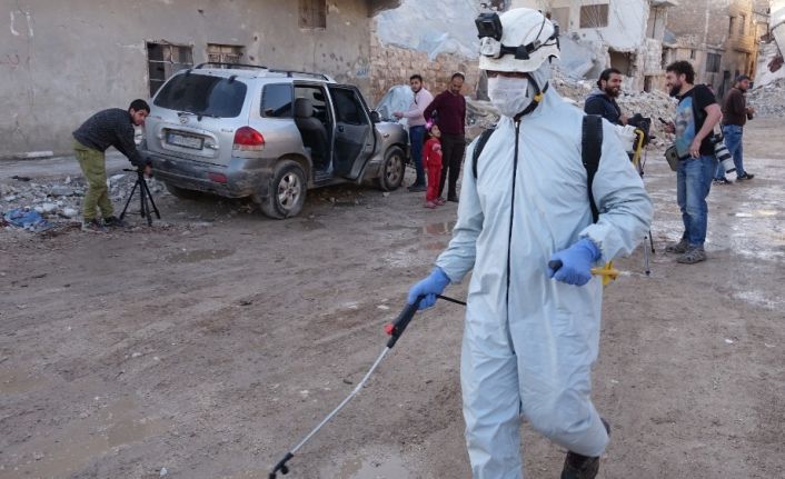 Halep’te siviller enkaz yığınları arasında iftar yaptı