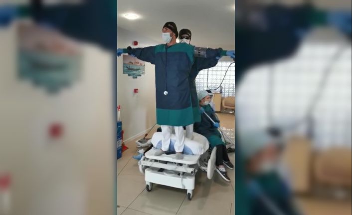 Hasta yatağını gemi yapıp, ‘Titanic’ ile stres attılar