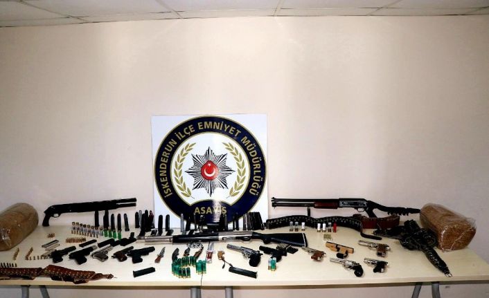 Hatay’da aranan kişilere yönelik operasyonda çok sayıda silah ele geçirildi