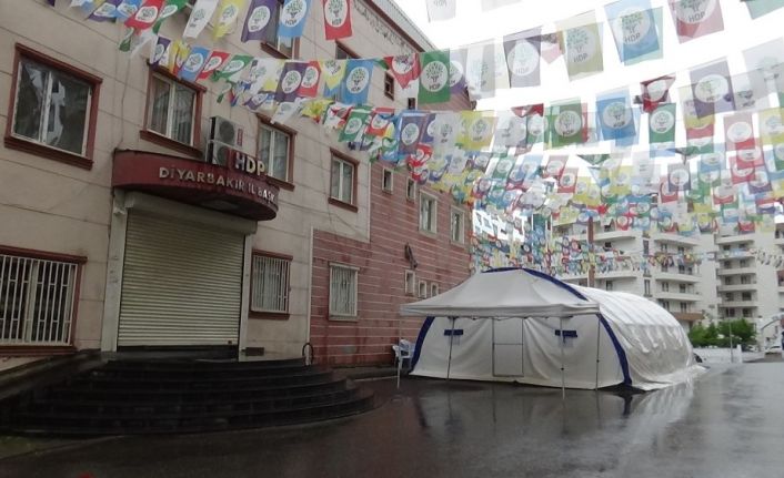 HDP önündeki aileler kısıtlama nedeni ile eylemlerine 3 gün ara verdi