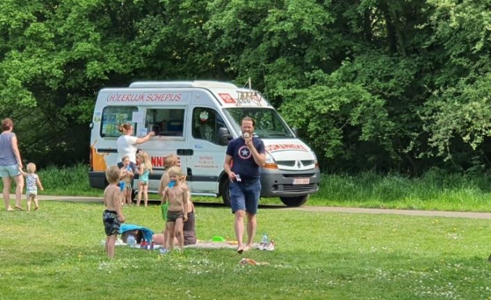 Hollanda’da çocuklar parklara akın etti