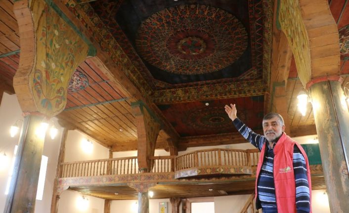 İki asırlık cami rengarenk ahşap işlemeleri ile dikkat çekiyor