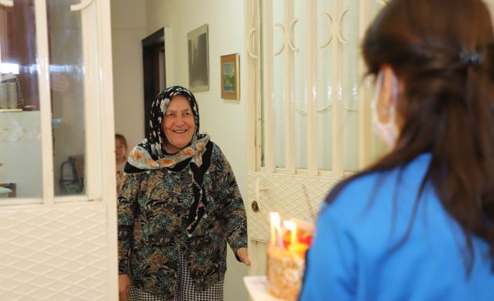 İki aydır evinden çıkamayan 65 yaşüstü Gülter teyzeye doğum günü sürprizi