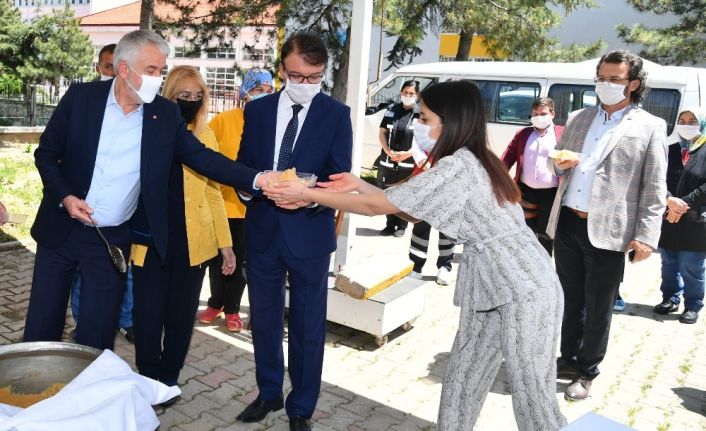 Isparta Belediye Başkanı Başdeğirmen, korona virüsten hayatını kaybedenler için helva dağıttı