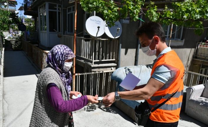 Isparta’da 65 yaş ve üstü vatandaşların emlak vergisi tahsilatları evde yapılıyor
