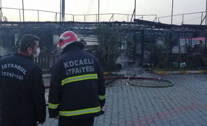 İstanbul ve Kocaeli’nin sınır noktasında çıkan yangında lokanta kullanılamaz hale geldi