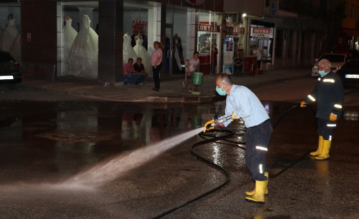 İtfaiyecilerin bu seferki görevleri sokakları ve caddeleri pırıl pırıl etmek