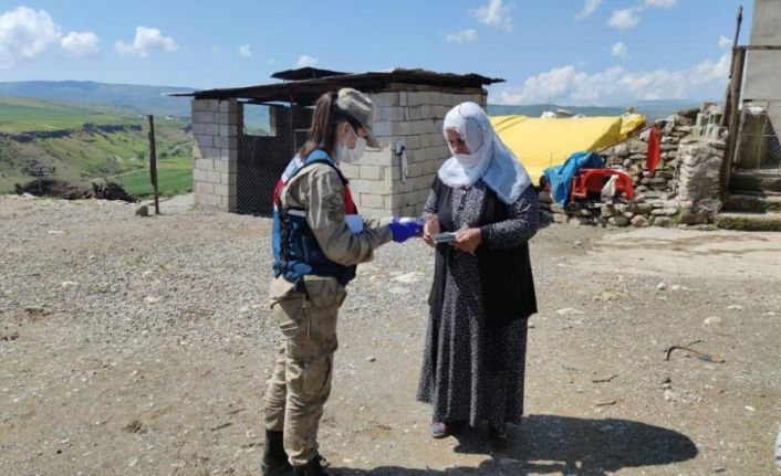 Jandarma ekipleri, 65 yaş ve üstü vatandaşların maaşlarını çekerek evlerinde teslim etti