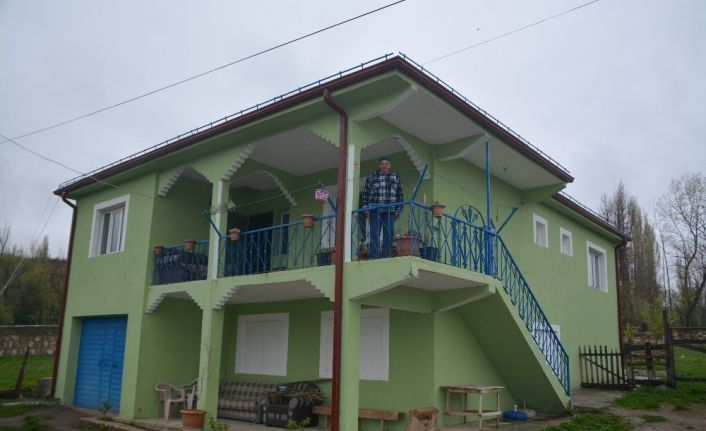 Jandarma sandı, kendi elleriyle teslim etti