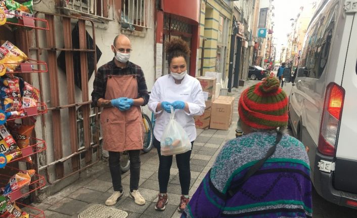 Kadıköy’de usta aşçı ve şefler, yaşlılara sıcak yemek dağıttı